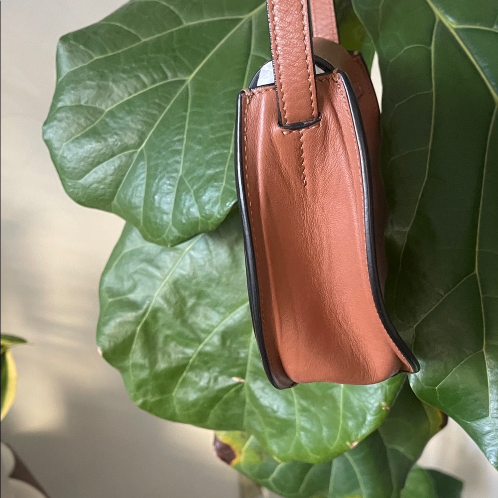 CUYSNA SADDLE Elegant Tan Leather Crossbody Bag - Picture 7 of 9
